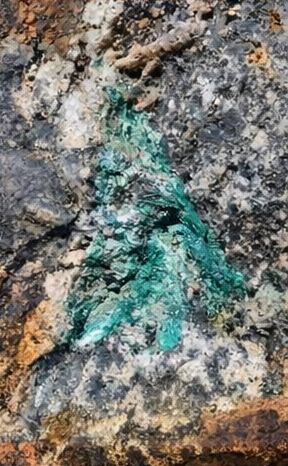 Mineralización de óxidos de cobre verde en roca