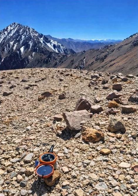 Alta cordillera con nieve y detrito en primer plano