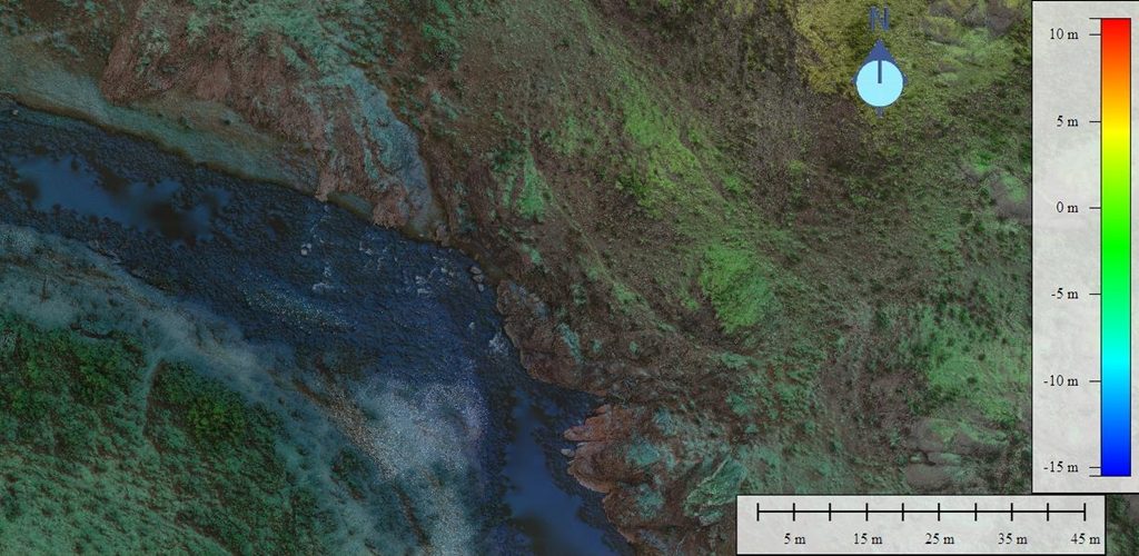 Modelo de elevación de la misma quebrada con escala de color de −15 a +10 metros