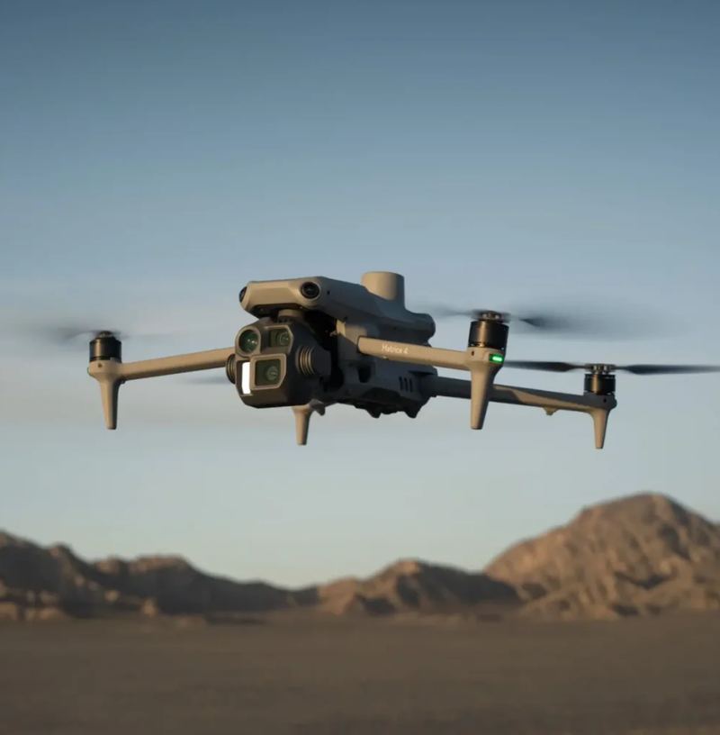 Dron en vuelo sobre terreno desértico