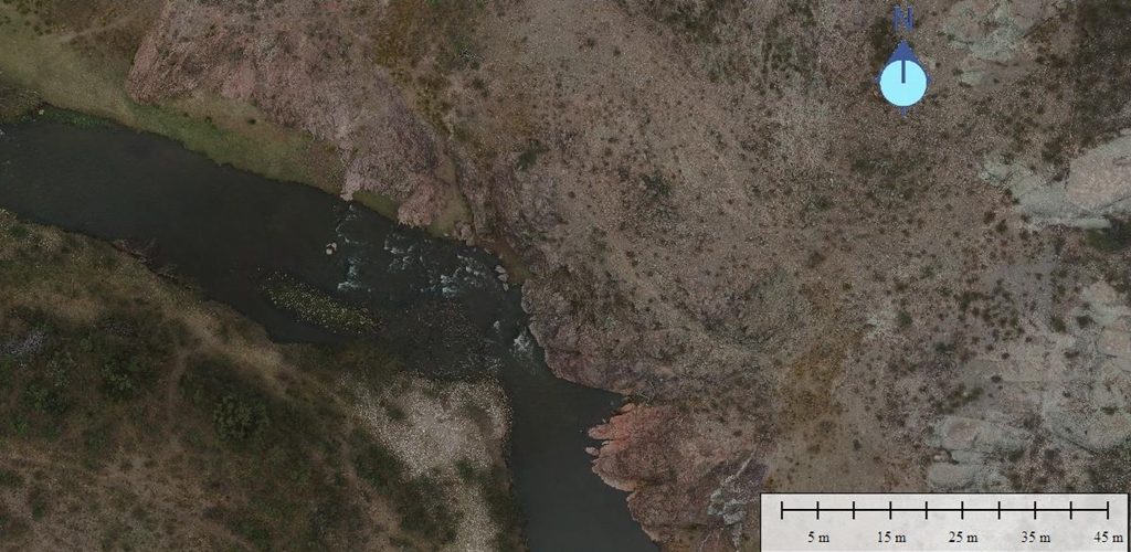 Ortomosaico de una quebrada con río